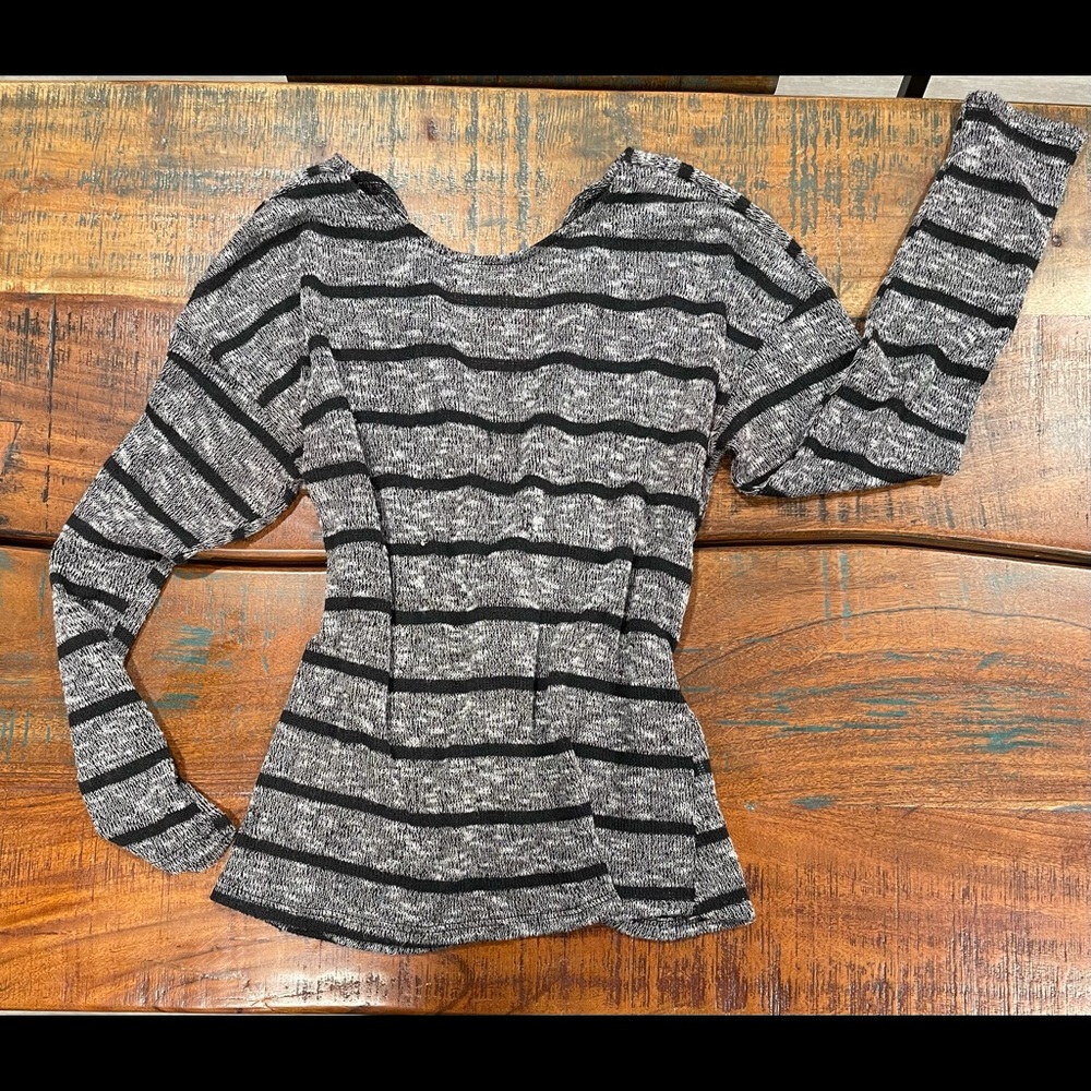Lightweight backless sweater! Perfect for fall! Long sleeves. Comfortable!